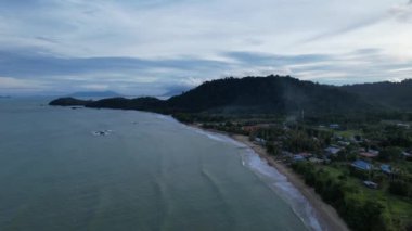 Telok Teluk Melano Sahil Hattı ve Serabang Plajı Sarawak ve Borneo Adası 'nın Tanjung Datu bölgesinin en güney ucunda.