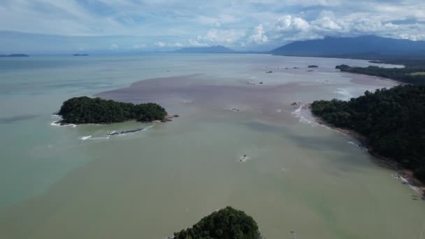 サラワク州とボルネオ島のタンジュン ダトゥ地方の最南端に位置するテルク メラノ海岸線とセラバン海岸 — ストック動画