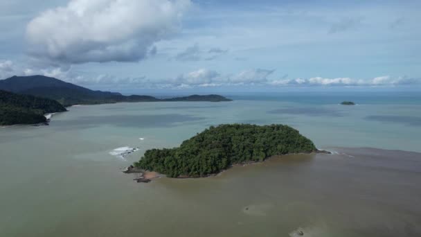 サラワク州とボルネオ島のタンジュン ダトゥ地方の最南端に位置するテルク メラノ海岸線とセラバン海岸 — ストック動画