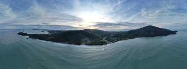 Telok Teluk Melano Sahil Hattı ve Serabang Plajı Sarawak ve Borneo Adası 'nın Tanjung Datu bölgesinin en güney ucunda.