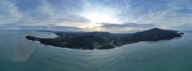 Telok Teluk Melano Sahil Hattı ve Serabang Plajı Sarawak ve Borneo Adası 'nın Tanjung Datu bölgesinin en güney ucunda.