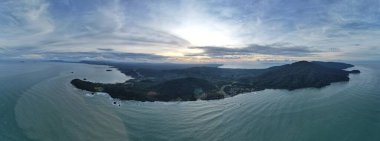 Telok Teluk Melano Sahil Hattı ve Serabang Plajı Sarawak ve Borneo Adası 'nın Tanjung Datu bölgesinin en güney ucunda.
