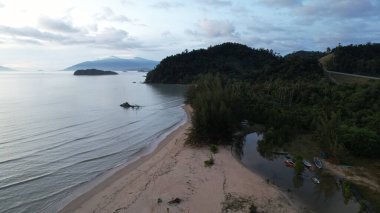 Telok Teluk Melano Sahil Hattı ve Serabang Plajı Sarawak ve Borneo Adası 'nın Tanjung Datu bölgesinin en güney ucunda.