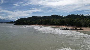 Telok Teluk Melano Sahil Hattı ve Serabang Plajı Sarawak ve Borneo Adası 'nın Tanjung Datu bölgesinin en güney ucunda.