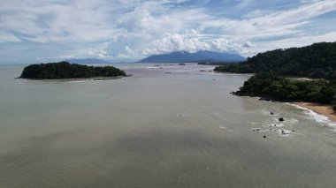 Telok Teluk Melano Sahil Hattı ve Serabang Plajı Sarawak ve Borneo Adası 'nın Tanjung Datu bölgesinin en güney ucunda.