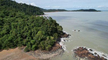 Telok Teluk Melano Sahil Hattı ve Serabang Plajı Sarawak ve Borneo Adası 'nın Tanjung Datu bölgesinin en güney ucunda.