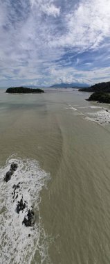 Telok Teluk Melano Sahil Hattı ve Serabang Plajı Sarawak ve Borneo Adası 'nın Tanjung Datu bölgesinin en güney ucunda.