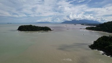 Telok Teluk Melano Sahil Hattı ve Serabang Plajı Sarawak ve Borneo Adası 'nın Tanjung Datu bölgesinin en güney ucunda.