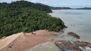 Telok Teluk Melano Sahil Hattı ve Serabang Plajı Sarawak ve Borneo Adası 'nın Tanjung Datu bölgesinin en güney ucunda.
