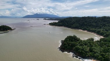 Telok Teluk Melano Sahil Hattı ve Serabang Plajı Sarawak ve Borneo Adası 'nın Tanjung Datu bölgesinin en güney ucunda.