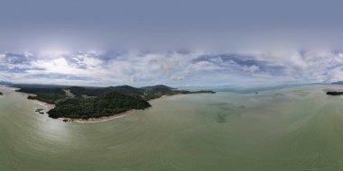 Telok Teluk Melano Sahil Hattı ve Serabang Plajı Sarawak ve Borneo Adası 'nın Tanjung Datu bölgesinin en güney ucunda.