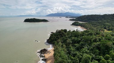 Telok Teluk Melano Sahil Hattı ve Serabang Plajı Sarawak ve Borneo Adası 'nın Tanjung Datu bölgesinin en güney ucunda.