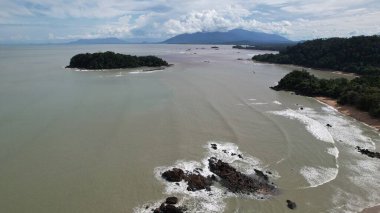 Telok Teluk Melano Sahil Hattı ve Serabang Plajı Sarawak ve Borneo Adası 'nın Tanjung Datu bölgesinin en güney ucunda.