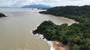 Telok Teluk Melano Sahil Hattı ve Serabang Plajı Sarawak ve Borneo Adası 'nın Tanjung Datu bölgesinin en güney ucunda.