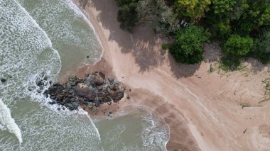 Telok Teluk Melano Sahil Hattı ve Serabang Plajı Sarawak ve Borneo Adası 'nın Tanjung Datu bölgesinin en güney ucunda.