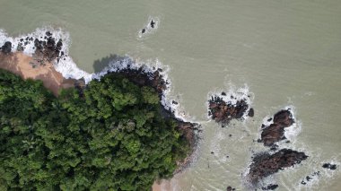 Telok Teluk Melano Sahil Hattı ve Serabang Plajı Sarawak ve Borneo Adası 'nın Tanjung Datu bölgesinin en güney ucunda.