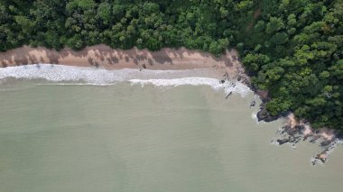 Telok Teluk Melano Sahil Hattı ve Serabang Plajı Sarawak ve Borneo Adası 'nın Tanjung Datu bölgesinin en güney ucunda.