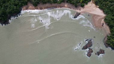 Telok Teluk Melano Sahil Hattı ve Serabang Plajı Sarawak ve Borneo Adası 'nın Tanjung Datu bölgesinin en güney ucunda.