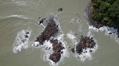 Telok Teluk Melano Sahil Hattı ve Serabang Plajı Sarawak ve Borneo Adası 'nın Tanjung Datu bölgesinin en güney ucunda.
