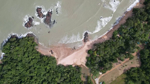 Telok Teluk Melano Sahil Hattı ve Serabang Plajı Sarawak ve Borneo Adası 'nın Tanjung Datu bölgesinin en güney ucunda.