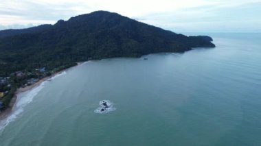 Telok Teluk Melano Sahil Hattı ve Serabang Plajı Sarawak ve Borneo Adası 'nın Tanjung Datu bölgesinin en güney ucunda.