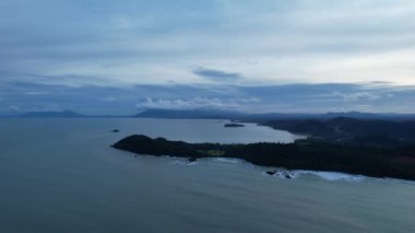 Telok Teluk Melano Sahil Hattı ve Serabang Plajı Sarawak ve Borneo Adası 'nın Tanjung Datu bölgesinin en güney ucunda.