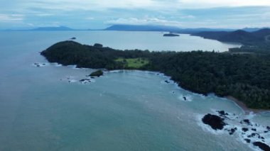 Telok Teluk Melano Sahil Hattı ve Serabang Plajı Sarawak ve Borneo Adası 'nın Tanjung Datu bölgesinin en güney ucunda.