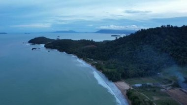 Telok Teluk Melano Sahil Hattı ve Serabang Plajı Sarawak ve Borneo Adası 'nın Tanjung Datu bölgesinin en güney ucunda.
