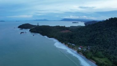 Telok Teluk Melano Sahil Hattı ve Serabang Plajı Sarawak ve Borneo Adası 'nın Tanjung Datu bölgesinin en güney ucunda.