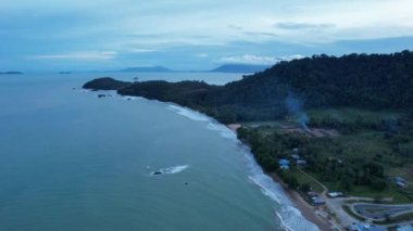 Telok Teluk Melano Sahil Hattı ve Serabang Plajı Sarawak ve Borneo Adası 'nın Tanjung Datu bölgesinin en güney ucunda.