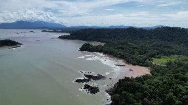Telok Teluk Melano Sahil Hattı ve Serabang Plajı Sarawak ve Borneo Adası 'nın Tanjung Datu bölgesinin en güney ucunda.