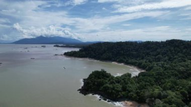 Telok Teluk Melano Sahil Hattı ve Serabang Plajı Sarawak ve Borneo Adası 'nın Tanjung Datu bölgesinin en güney ucunda.