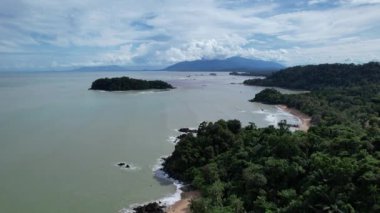 Telok Teluk Melano Sahil Hattı ve Serabang Plajı Sarawak ve Borneo Adası 'nın Tanjung Datu bölgesinin en güney ucunda.