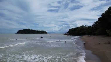 Telok Teluk Melano Sahil Hattı ve Serabang Plajı Sarawak ve Borneo Adası 'nın Tanjung Datu bölgesinin en güney ucunda.