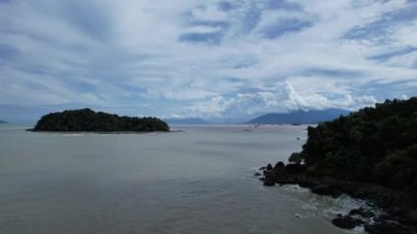 Telok Teluk Melano Sahil Hattı ve Serabang Plajı Sarawak ve Borneo Adası 'nın Tanjung Datu bölgesinin en güney ucunda.