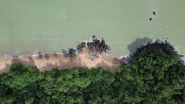 Telok Teluk Melano Sahil Hattı ve Serabang Plajı Sarawak ve Borneo Adası 'nın Tanjung Datu bölgesinin en güney ucunda.