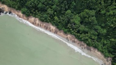 Telok Teluk Melano Sahil Hattı ve Serabang Plajı Sarawak ve Borneo Adası 'nın Tanjung Datu bölgesinin en güney ucunda.