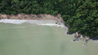 Telok Teluk Melano Sahil Hattı ve Serabang Plajı Sarawak ve Borneo Adası 'nın Tanjung Datu bölgesinin en güney ucunda.