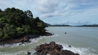 Telok Teluk Melano Sahil Hattı ve Serabang Plajı Sarawak ve Borneo Adası 'nın Tanjung Datu bölgesinin en güney ucunda.