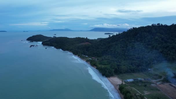 沙捞越和婆罗洲岛Tanjung Datu部分最南端的Telok Teluk Melano Coastline和Serabang海滩 — 图库视频影像