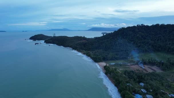 沙捞越和婆罗洲岛Tanjung Datu部分最南端的Telok Teluk Melano Coastline和Serabang海滩 — 图库视频影像