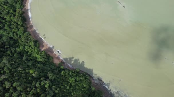 サラワク州とボルネオ島のタンジュン ダトゥ地方の最南端に位置するテルク メラノ海岸線とセラバン海岸 — ストック動画