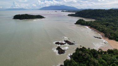 Telok Teluk Melano Sahil Hattı ve Serabang Plajı Sarawak ve Borneo Adası 'nın Tanjung Datu bölgesinin en güney ucunda.