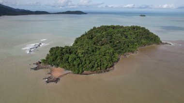 Telok Teluk Melano Sahil Hattı ve Serabang Plajı Sarawak ve Borneo Adası 'nın Tanjung Datu bölgesinin en güney ucunda.