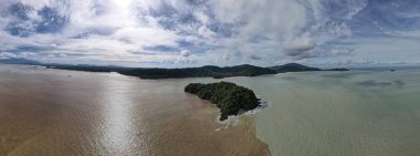 Telok Teluk Melano Sahil Hattı ve Serabang Plajı Sarawak ve Borneo Adası 'nın Tanjung Datu bölgesinin en güney ucunda.
