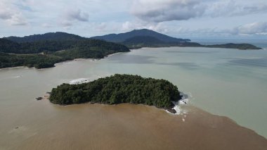 Telok Teluk Melano Sahil Hattı ve Serabang Plajı Sarawak ve Borneo Adası 'nın Tanjung Datu bölgesinin en güney ucunda.