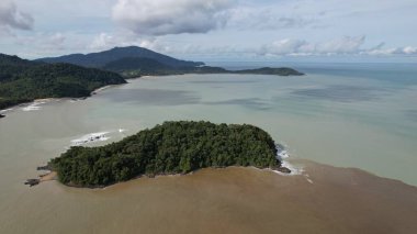 Telok Teluk Melano Sahil Hattı ve Serabang Plajı Sarawak ve Borneo Adası 'nın Tanjung Datu bölgesinin en güney ucunda.