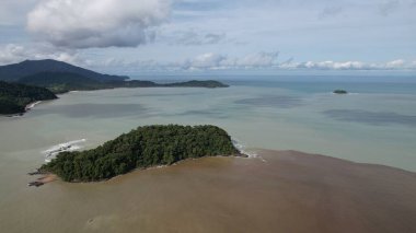 Telok Teluk Melano Sahil Hattı ve Serabang Plajı Sarawak ve Borneo Adası 'nın Tanjung Datu bölgesinin en güney ucunda.