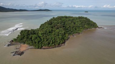 Telok Teluk Melano Sahil Hattı ve Serabang Plajı Sarawak ve Borneo Adası 'nın Tanjung Datu bölgesinin en güney ucunda.