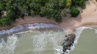 Telok Teluk Melano Sahil Hattı ve Serabang Plajı Sarawak ve Borneo Adası 'nın Tanjung Datu bölgesinin en güney ucunda.